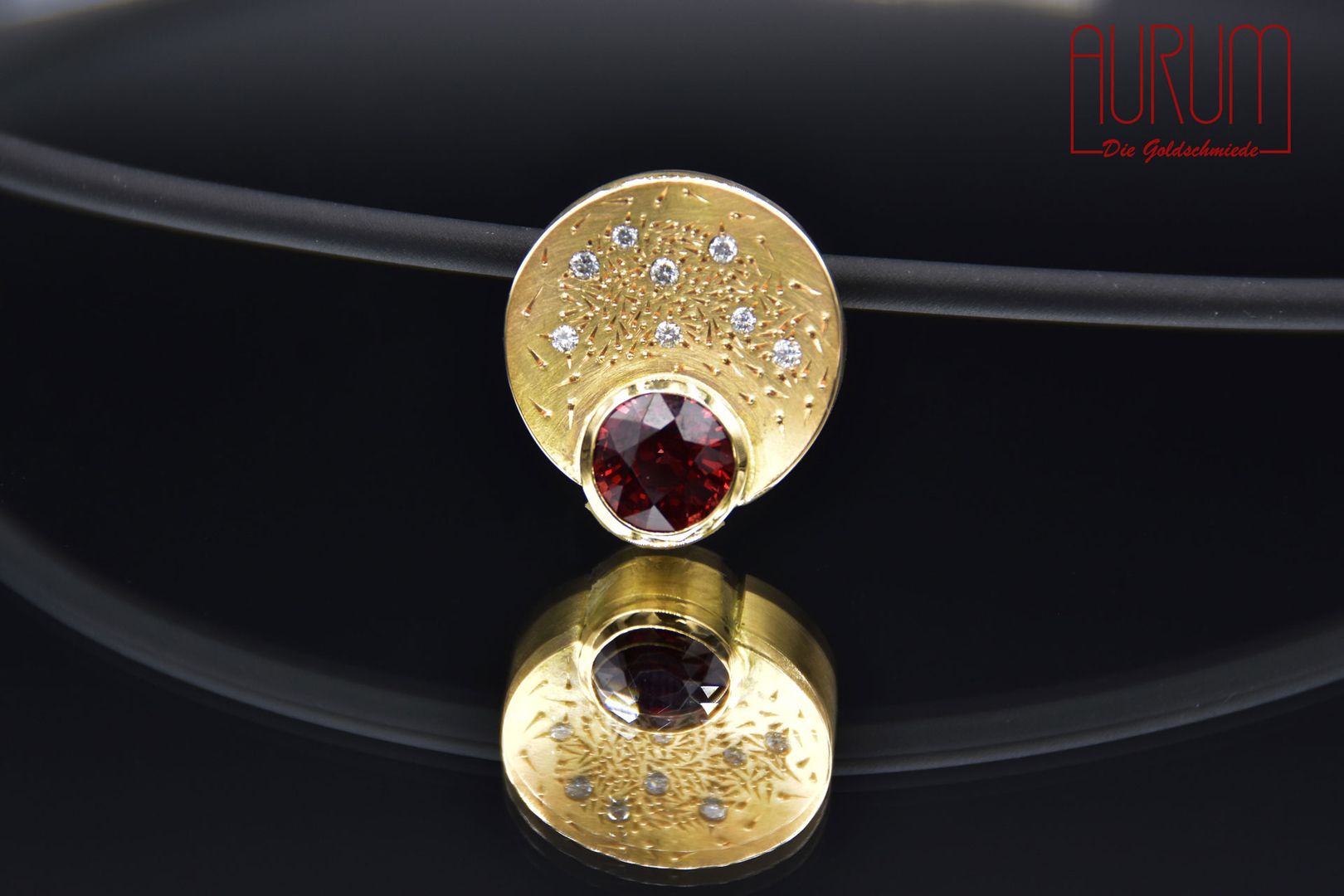 Anhänger Gelbgold mit Brillanten und Mali granat